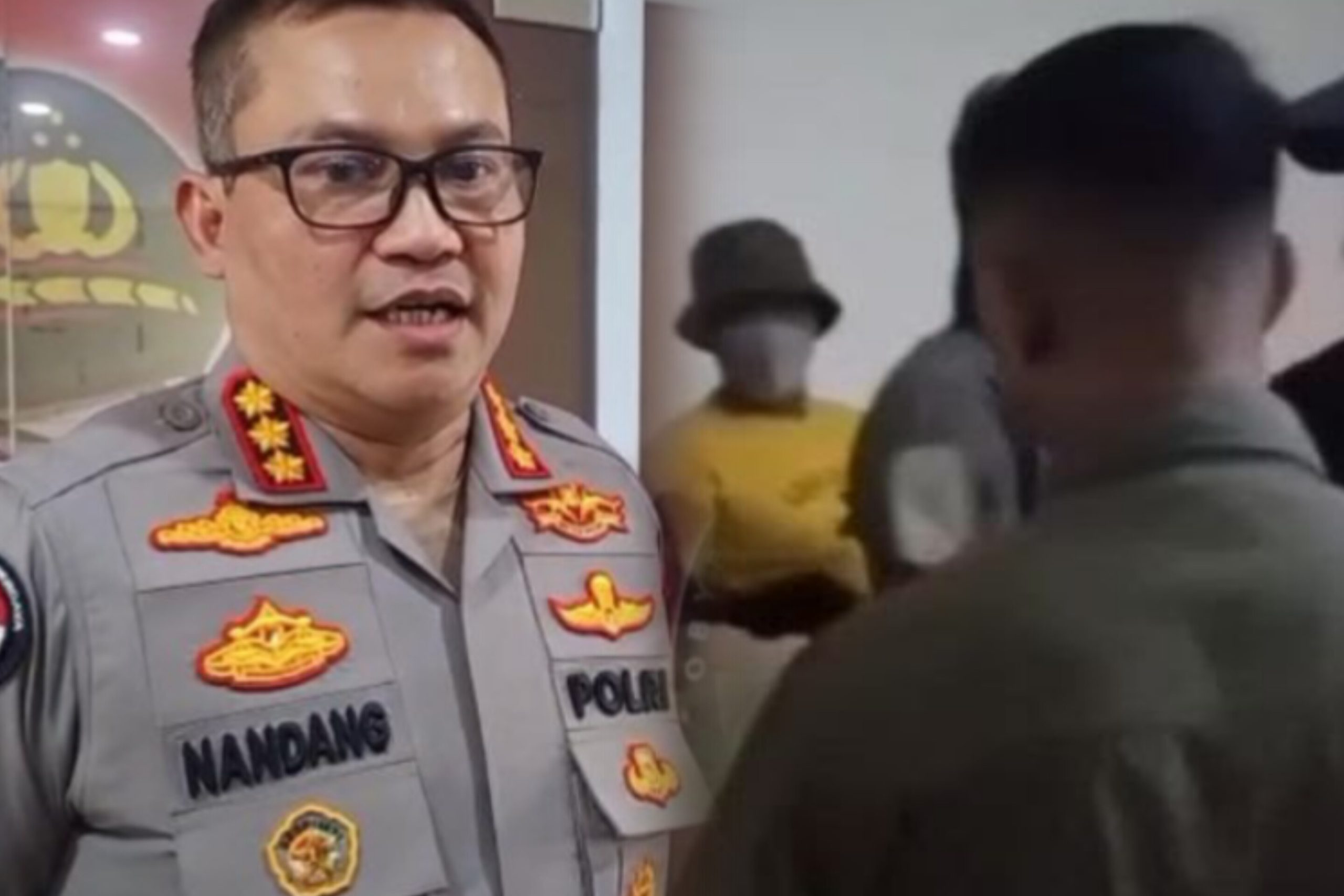 Anggota Polri digerebek saat bersama istri anggota TNI di hotel, memicu skandal cinta terlarang yang menggegerkan institusi Polri dan TNI.