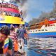 Asap tebal membubung dari KM Gregorius Barcelona V.A yang terbakar di tengah laut, penumpang berteriak panik