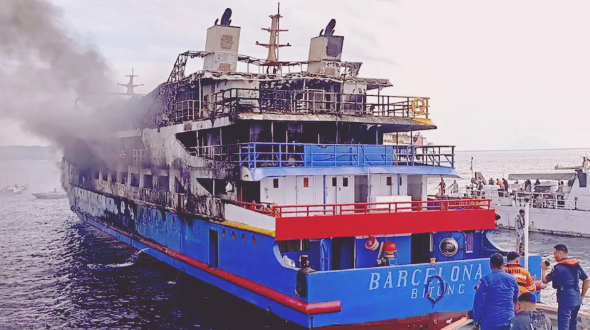 Asap mengepul dari KM Barcelona VA yang terbakar di Laut Talise, proses evakuasi penumpang tengah berlangsung