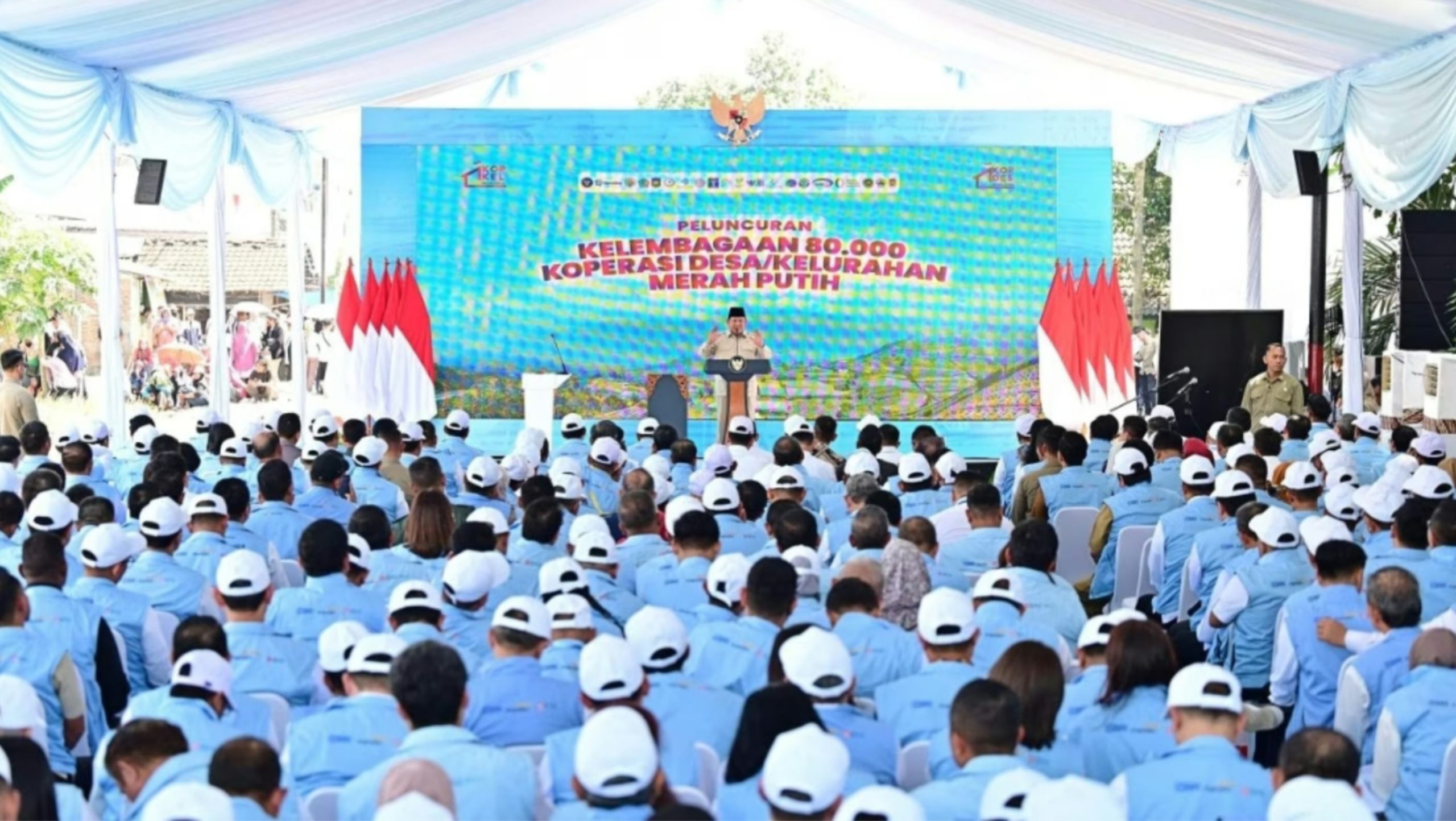 Presiden Prabowo Subianto meluncurkan program Koperasi Merah Putih di Desa Bentangan, Klaten, disaksikan warga dan pelaku UMKM