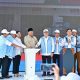 Presiden Prabowo Subianto mengangkat tangan di hadapan warga saat peluncuran Koperasi Merah Putih di Klaten