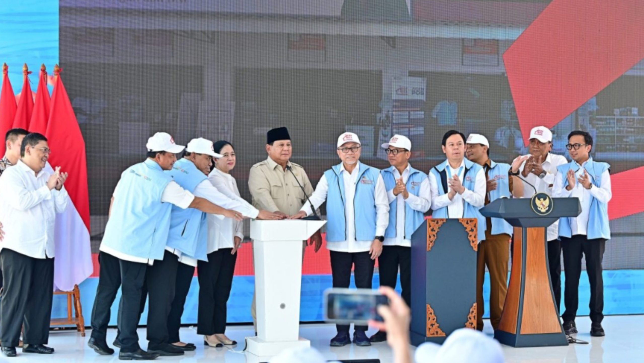 Presiden Prabowo Subianto mengangkat tangan di hadapan warga saat peluncuran Koperasi Merah Putih di Klaten