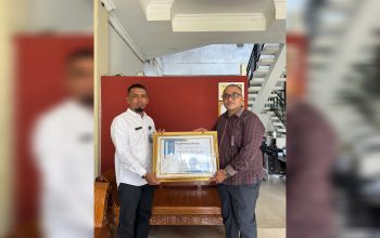 Kepala Lapas Sinabang Nazaryadi menerima penghargaan dari Ketua YARA Safaruddin di Banda Aceh.