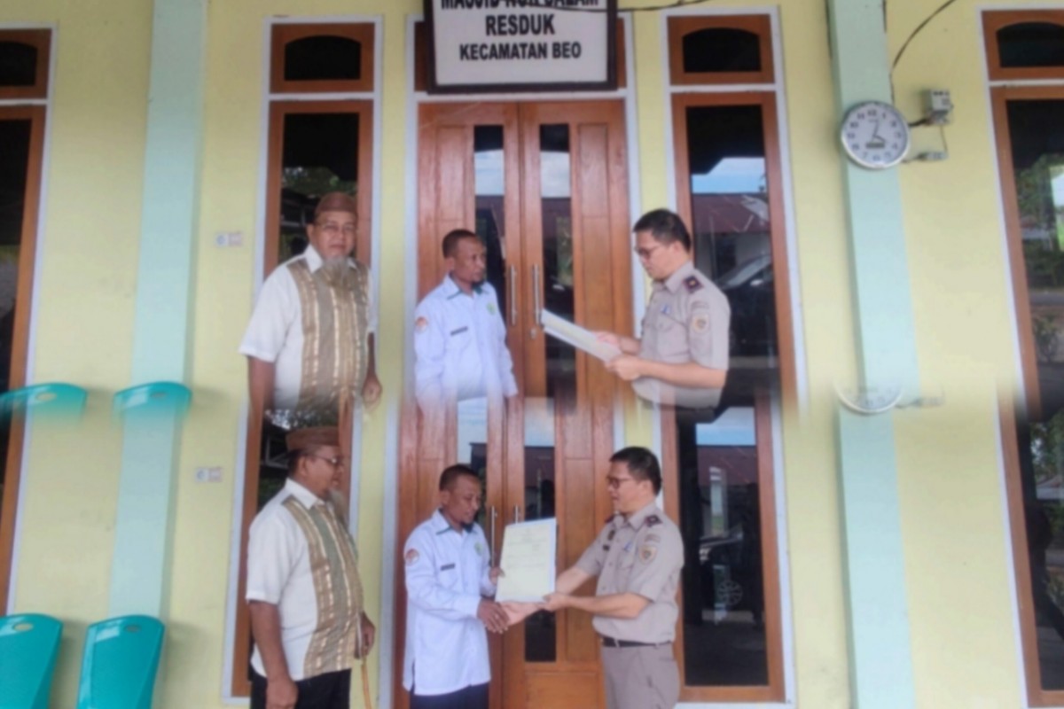 Petugas BPN menyerahkan sertifikat tanah rumah ibadah di Talaud, Sulawesi Utara, sebagai tindak lanjut instruksi Menteri ATR/BPN Nusron Wahid.