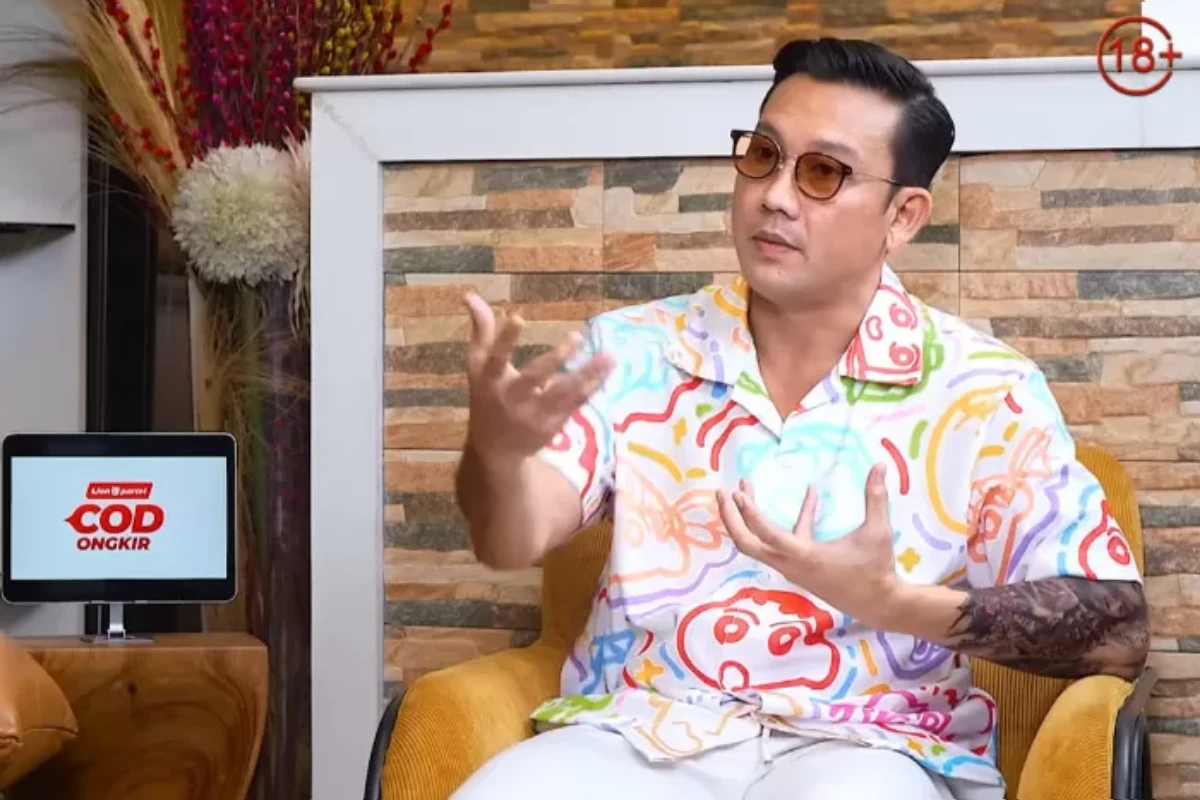 Denny Sumargo klarifikasi soal tudingan memihak dalam konflik Erika Carlina dan DJ Panda yang mencuat usai podcast kontroversialnya tayang.