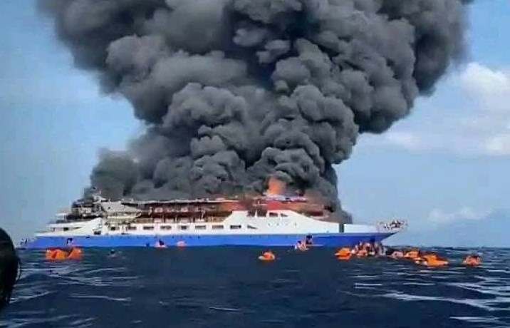 Warga Gangga dan Serei membantu proses evakuasi korban KM Barcelona V di pantai terdekat perairan Talise