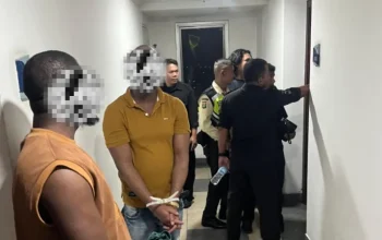 Petugas imigrasi memperlihatkan barang bukti ponsel dan perangkat digital dari WNA pelaku sindikat love scamming di Jakarta dan Bali