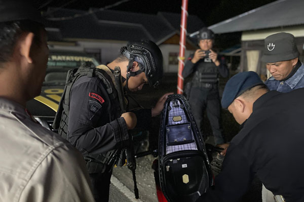 Brimob dan Polsek Ratatotok periksa kendaraan dalam Operasi Cipta Kondisi di Desa Basaan Raya, Minahasa Tenggara