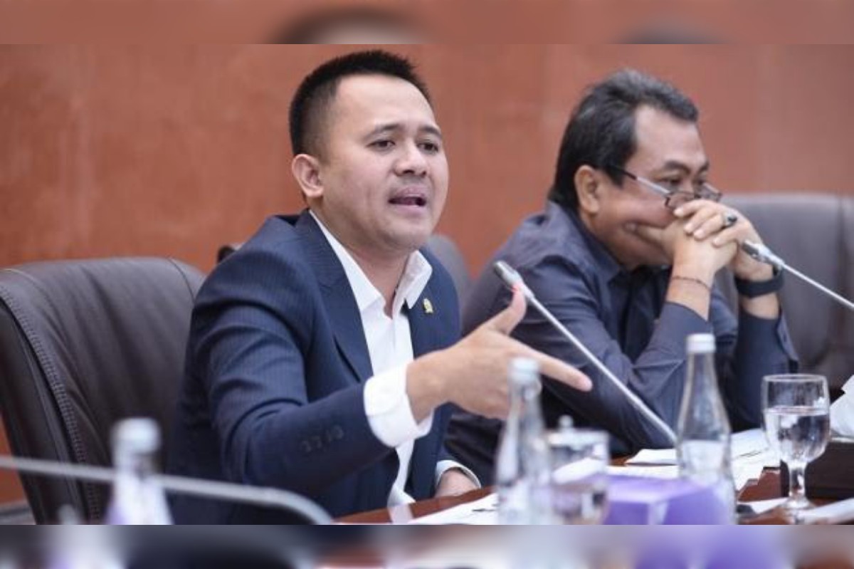 Mufti Anam dari Fraksi PDIP mengkritik keras kebijakan pajak pemerintah dalam rapat Komisi VI DPR RI, termasuk soal pajak UMKM dan amplop kondangan
