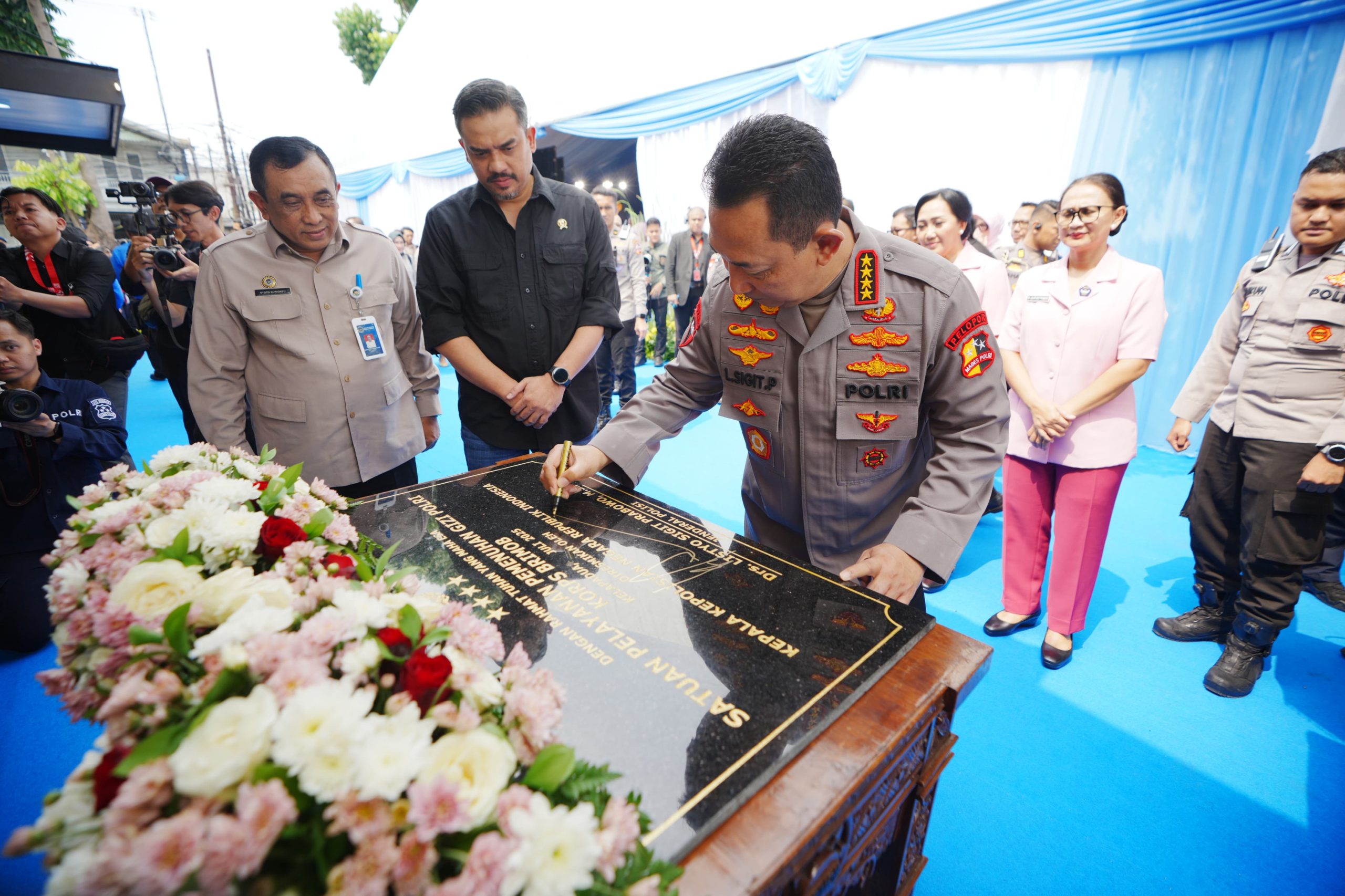 Kapolri Jenderal Listyo Sigit Prabowo meresmikan 28 SPPG secara hybrid, dukung program makan bergizi gratis untuk anak bangsa di Depok,