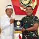 Dankormar Mayjen TNI (Mar) Endi Supardi dan Gubernur Jabar Dedi Mulyadi berjabat tangan di Mako Kormar, simbol kolaborasi untuk pembinaan generasi muda.