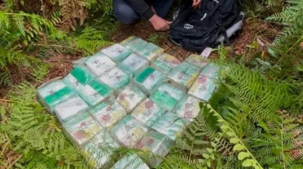 Petugas Bea Cukai dan polisi menunjukkan barang bukti sabu 27 kg hasil pengungkapan penyelundupan di pesisir Bengkalis, Riau.