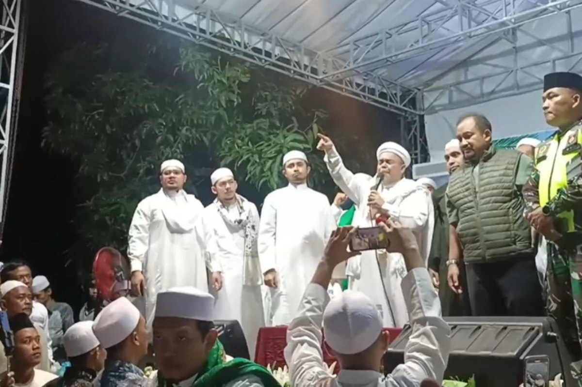 Bentrokan terjadi saat ceramah Habib Rizieq Shihab di Pemalang, polisi buru provokator yang memicu kekacauan di dekat panggung utama.