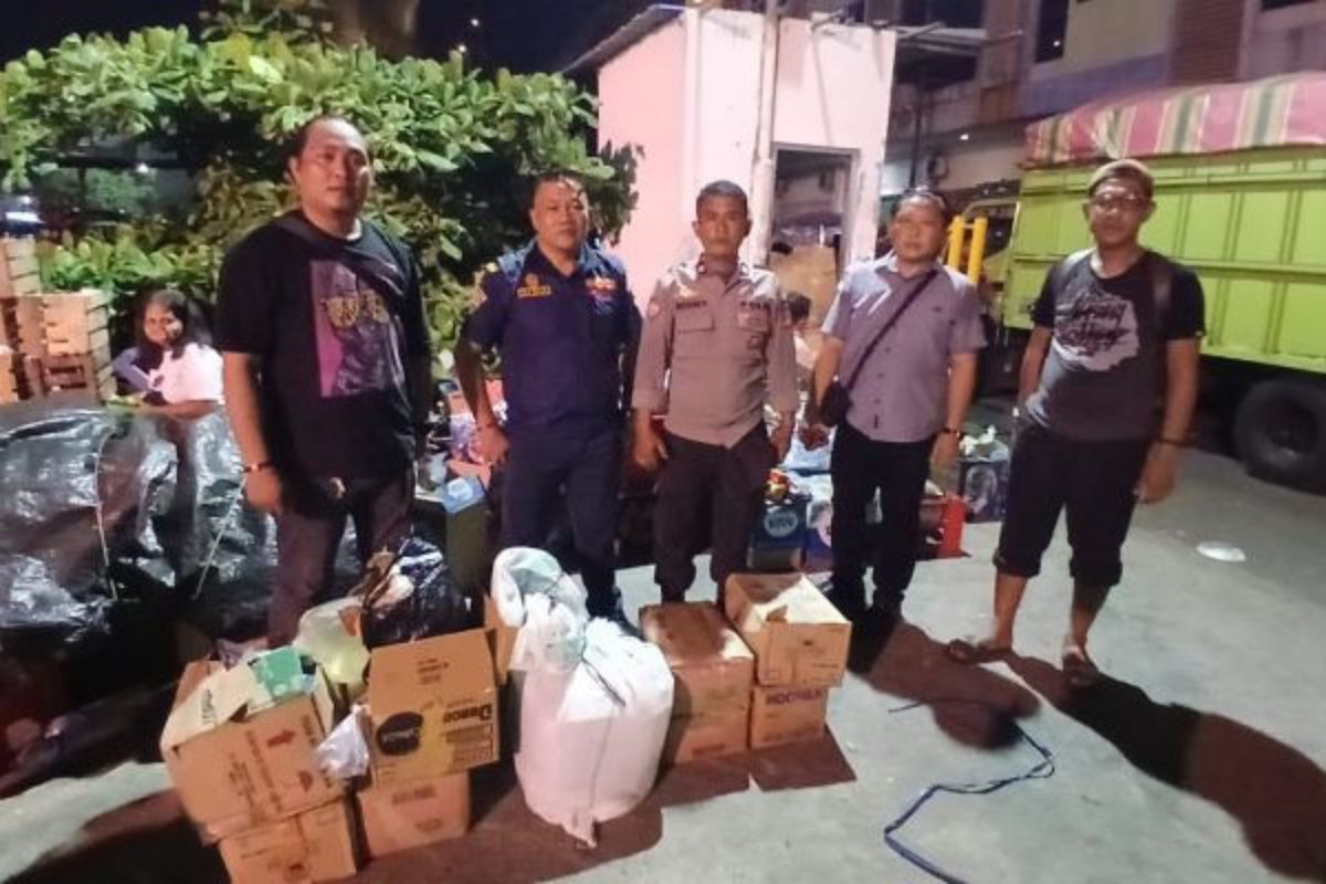 Petugas Polsek Pelabuhan Manado menunjukkan barang bukti cap tikus yang disita dari kapal penumpang.