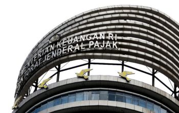 Petugas DJP sedang memantau unggahan media sosial melalui komputer, mengawasi konten pajak menggunakan teknologi crawling dan data analytics.