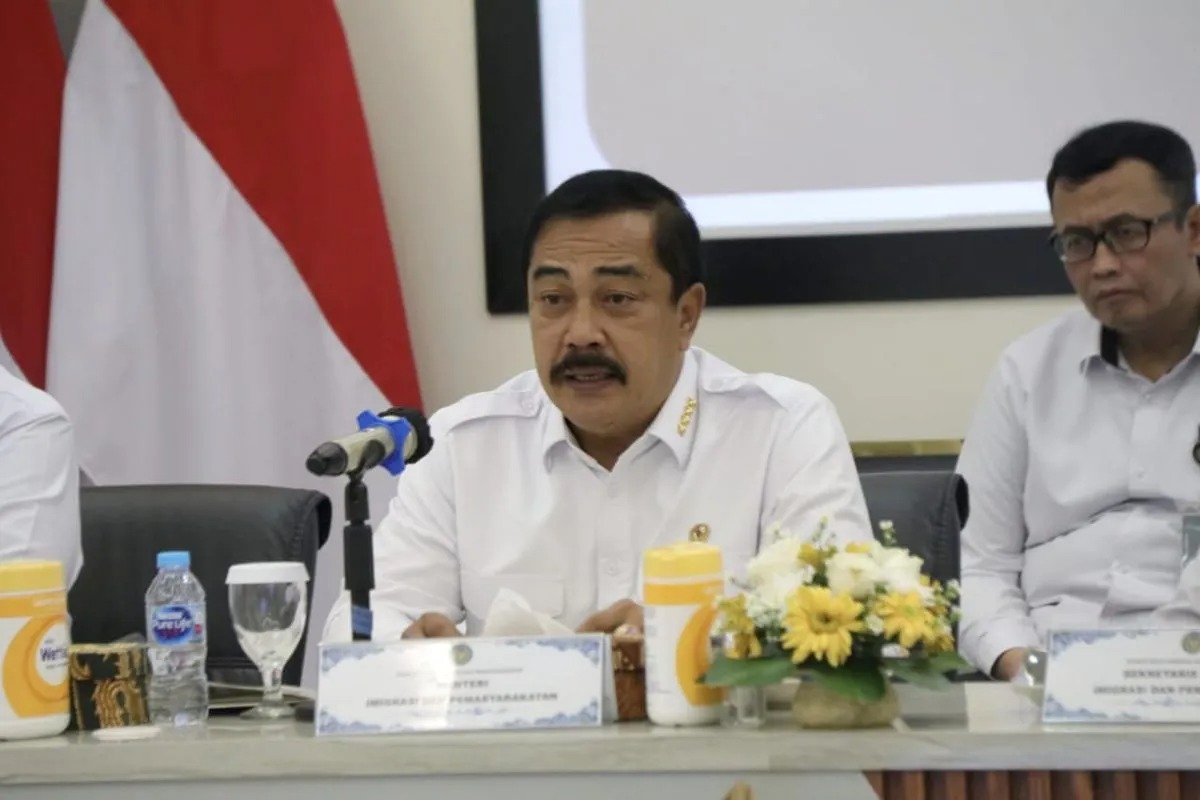 Seorang anak binaan meneteskan air mata saat menerima remisi di dalam lembaga pembinaan khusus anak, Hari Anak Nasional 2025.