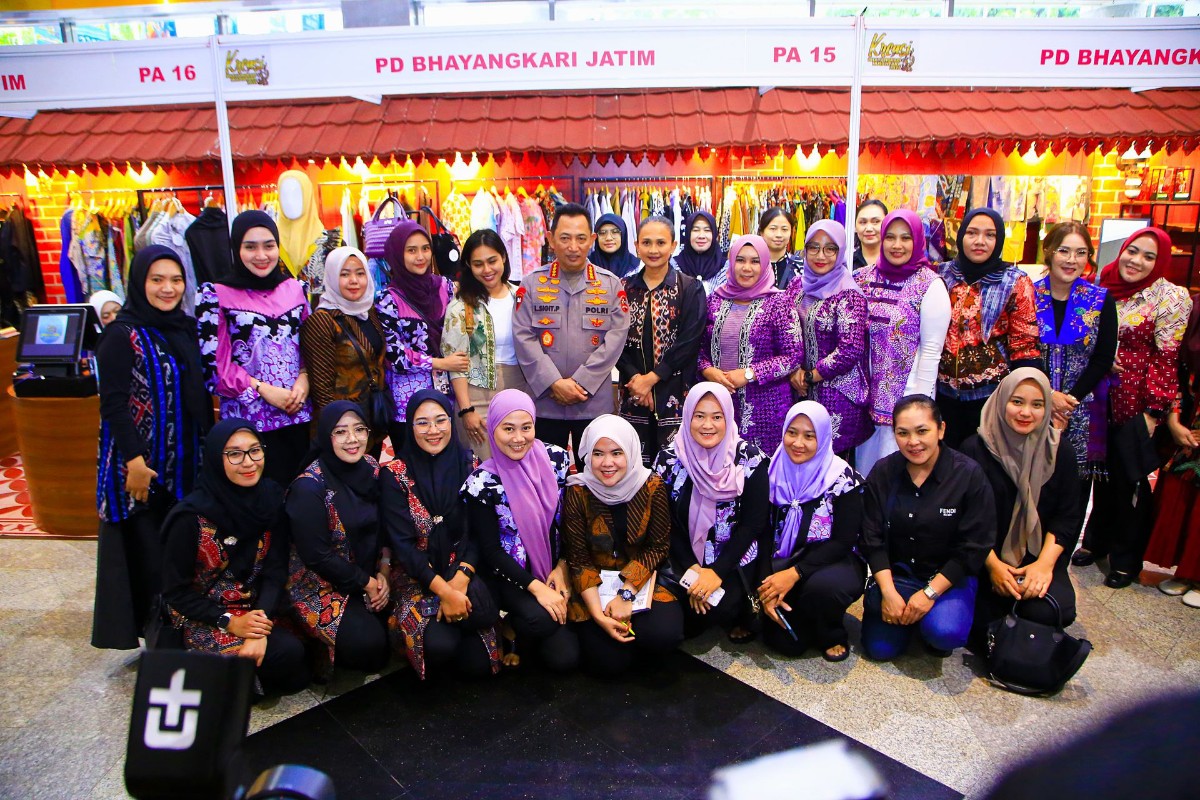 Kapolri Jenderal Listyo Sigit Prabowo meninjau Bazar Bhayangkari 2025 yang diikuti 548 stand UMKM di Jakarta Convention Center.