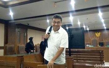 Mantan Direktur Utama PPI mendengarkan putusan hakim dalam kasus korupsi impor gula di Pengadilan Tipikor Jakarta.