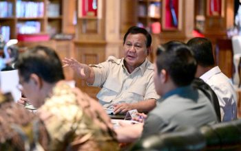 Prabowo Subianto memimpin rapat investasi, latar peta Indonesia dan simbol industri hilirisasi nasional.