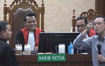 Tom Lembong duduk di ruang sidang Pengadilan Tipikor saat mendengarkan vonis kasus korupsi impor gula.