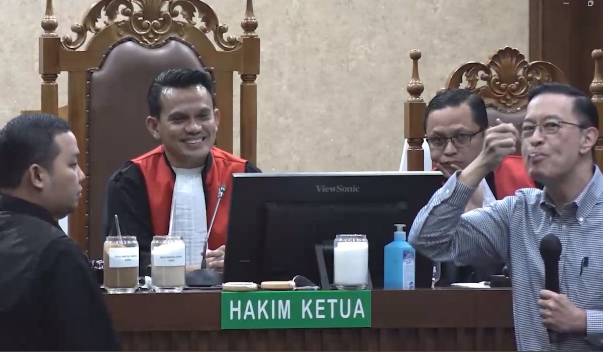 Tom Lembong duduk di ruang sidang Pengadilan Tipikor saat mendengarkan vonis kasus korupsi impor gula.