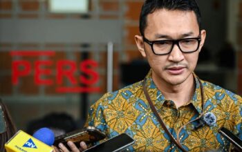 KPK umumkan pengusutan kasus korupsi bansos Rp200 miliar yang menyeret nama Bambang Rudijanto Tanoesoedibjo, kakak Hary Tanoe.