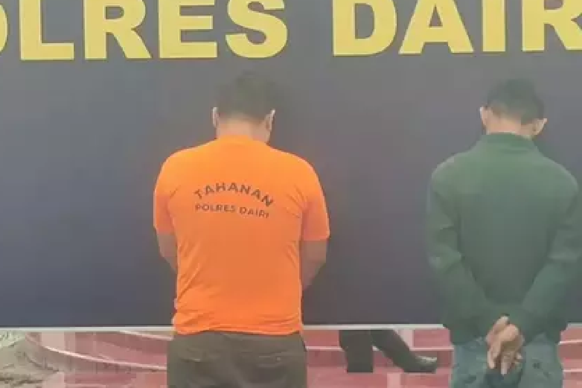 Mantan polisi Satria Purba digiring petugas Polres Dairi usai ditangkap bersama barang bukti sabu 200 gram yang disembunyikan dalam sepatu.