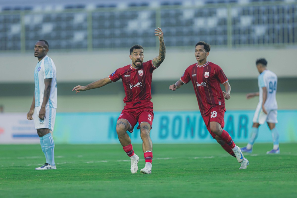 Pemain PSBS Biak merayakan gol penyeimbang saat menahan imbang Persis Solo 2-2 di Stadion Maguwoharjo, Yogyakarta.