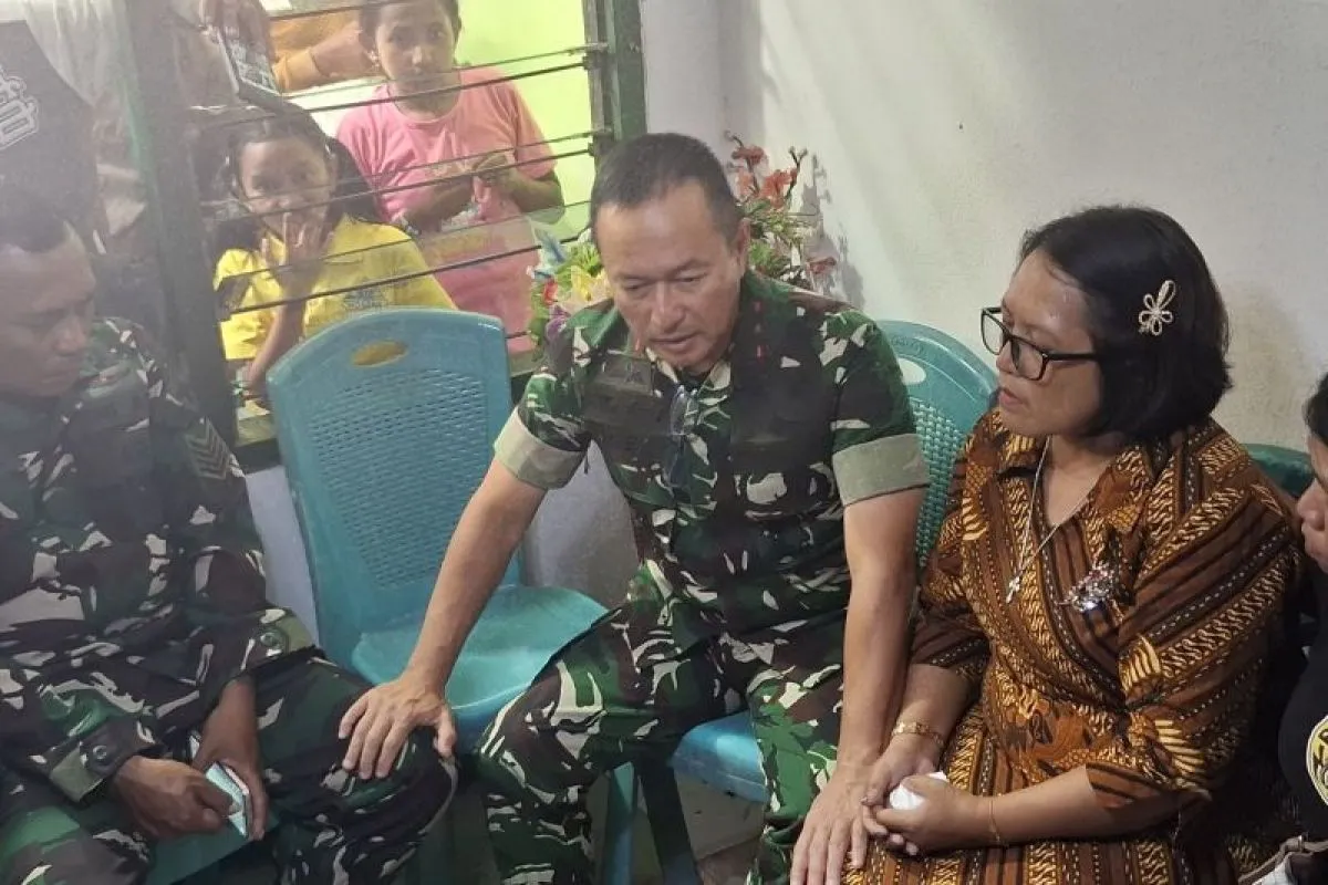 Pangdam IX/Udayana Mayjen TNI Piek Budyakto kunjungi keluarga Prada Lucky di Kupang, janji tuntaskan kasus kematian prajurit muda itu