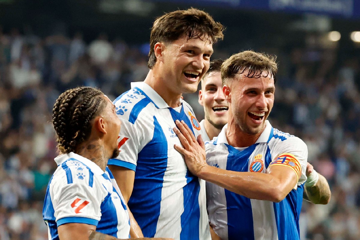 Pemain Espanyol merayakan kemenangan dramatis 2-1 atas Atletico Madrid di laga pembuka LaLiga 2025/2026.