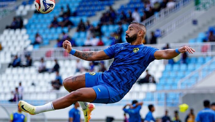 Arema FC Tekuk Bhayangkara 2-1, Penalti di Ujung Laga Antar Singo Edan ke Puncak Klasemen