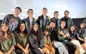 Poster film Tinggal Meninggal, debut penyutradaraan Kristo Immanuel, menampilkan Omara Esteghlal dan Jared Ali dalam kisah dark comedy.
