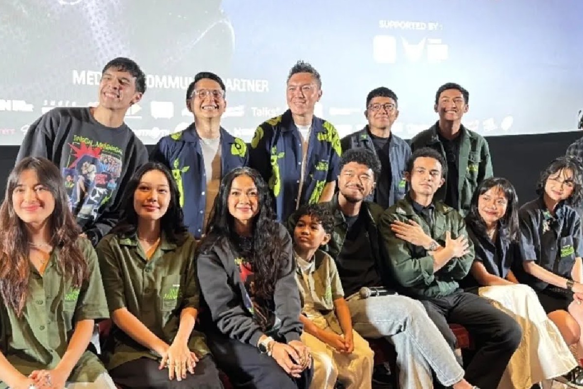 Poster film Tinggal Meninggal, debut penyutradaraan Kristo Immanuel, menampilkan Omara Esteghlal dan Jared Ali dalam kisah dark comedy.
