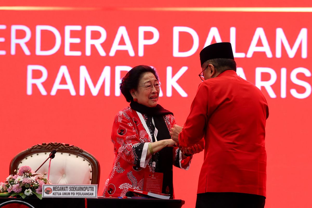 Megawati Soekarnoputri umumkan susunan DPP PDIP 2025–2030 tanpa Hasto Kristiyanto, memicu spekulasi politik internal partai.