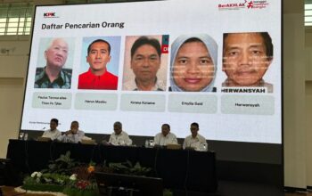 Wakil Ketua KPK Fitroh Rohcahyanto mengumumkan lima tersangka korupsi yang masih buron, termasuk Harun Masiku dan Paulus Tannos, dalam konferensi pers KPK.