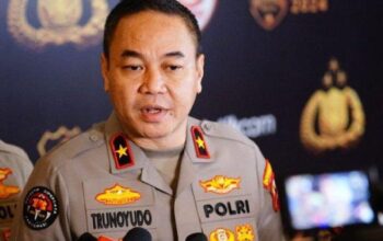 Bendera Merah Putih berkibar berdampingan dengan bendera bajak laut Straw Hat dari One Piece dalam sebuah unggahan viral di media sosial.