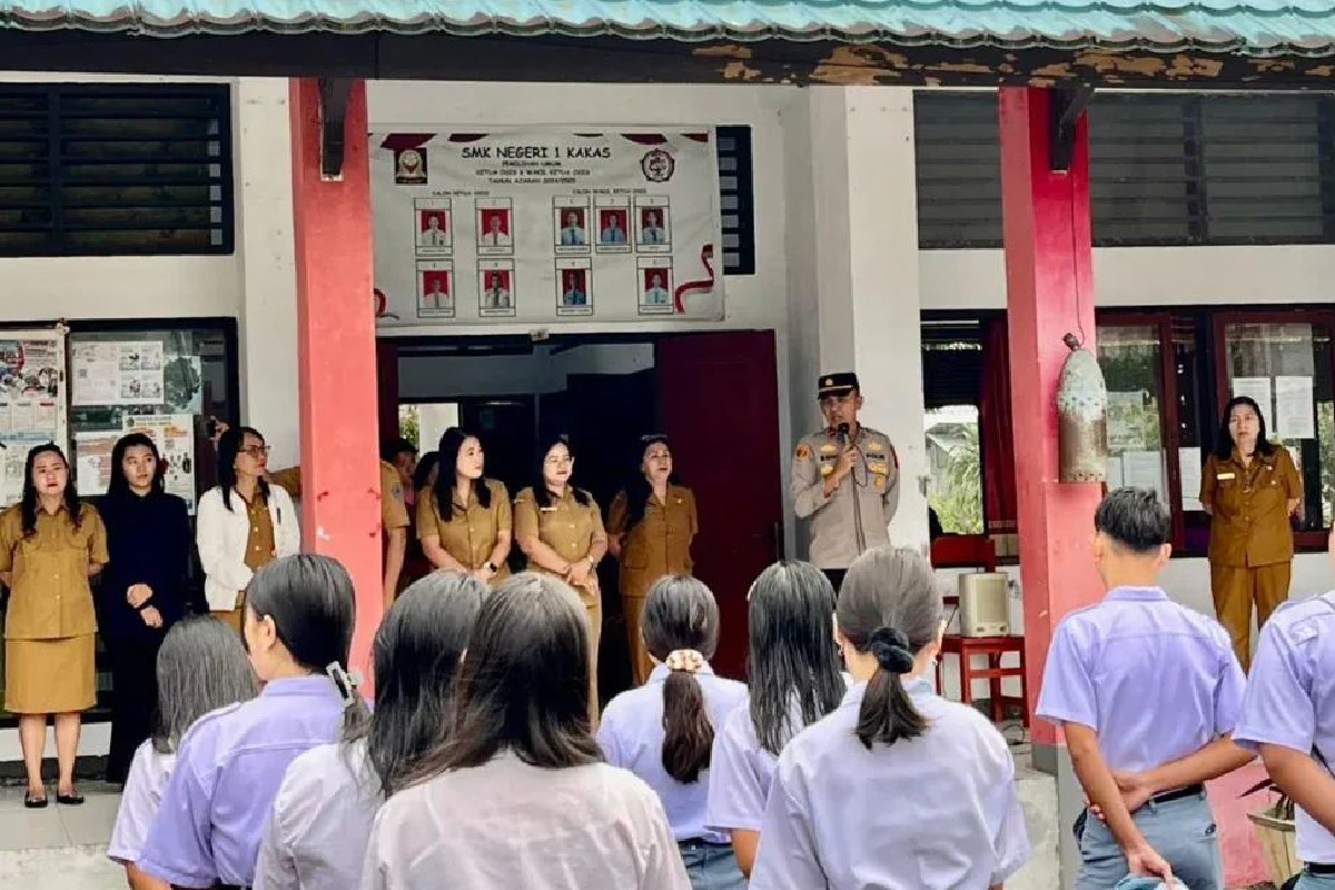 Kapolsek Kakas Ipda Fegy Lumantow memberikan pembinaan lalu lintas dan karakter kepada siswa SMK Negeri 1 Kakas.