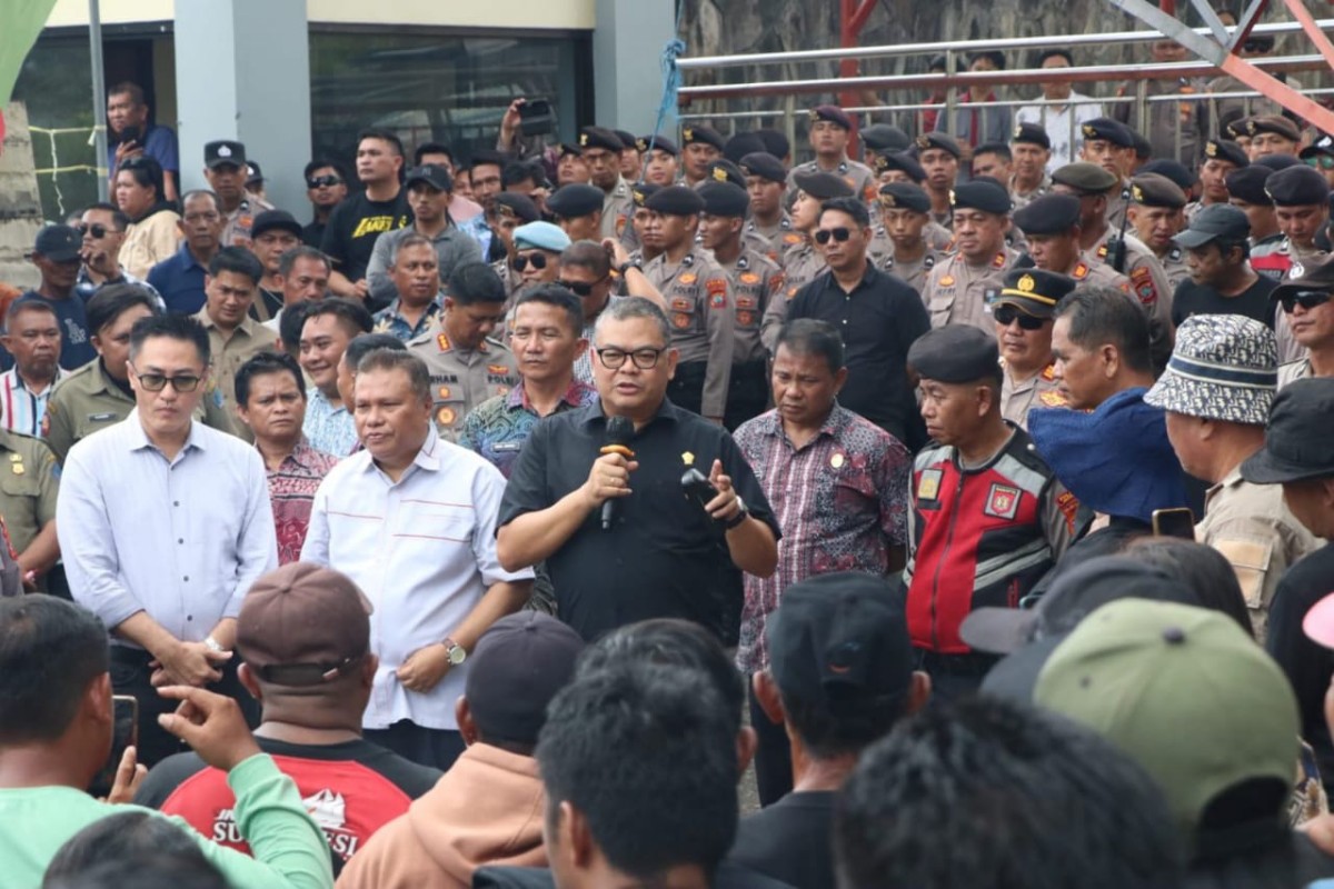 Ribuan warga aksi di depan PN Manado menolak eksekusi lahan dan menuntut keadilan atas dugaan mafia tanah.