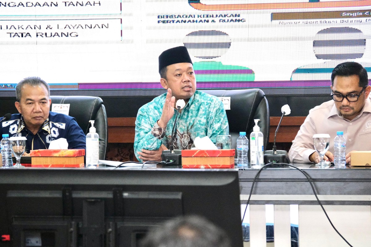 Menteri ATR/BPN Nusron Wahid berbicara dalam Rapat Koordinasi Pemerintah Daerah se-Kalimantan Selatan, Kamis (31/07/2025), di Gedung Idham Chalid, Banjarbaru.