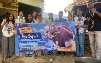 Mahasiswa UNITRI dampingi UMKM kopi dan susu Dusun Nganten memasarkan produk melalui media sosial sebagai upaya transformasi digital.