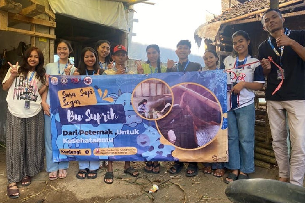 Mahasiswa UNITRI dampingi UMKM kopi dan susu Dusun Nganten memasarkan produk melalui media sosial sebagai upaya transformasi digital.