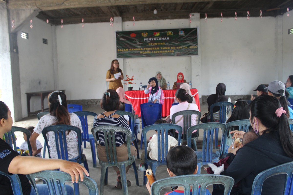 Satgas TMMD Kodim Manado bersama petugas Puskesmas Bengkol memberikan penyuluhan stunting dan layanan kesehatan kepada warga Kelurahan Bengkol.