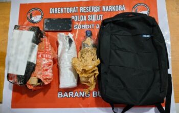 Petugas Ditresnarkoba Polda Sulut menangkap pemuda Bitung saat ambil paket ganja tersembunyi dalam botol air mineral di kampus Manado.