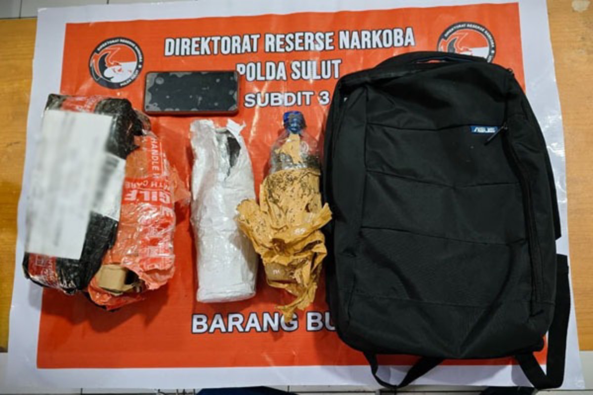 Petugas Ditresnarkoba Polda Sulut menangkap pemuda Bitung saat ambil paket ganja tersembunyi dalam botol air mineral di kampus Manado.