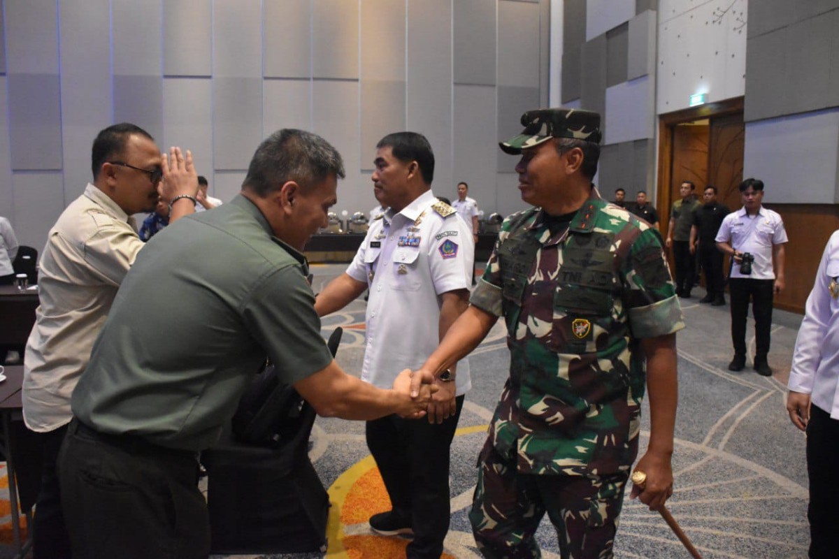 Pangdam XIII/Merdeka Mayjen TNI Suhardi saat Rakor penguatan komponen pertahanan di Manado bersama jajaran Forkopimda dan Pemda Sulut.