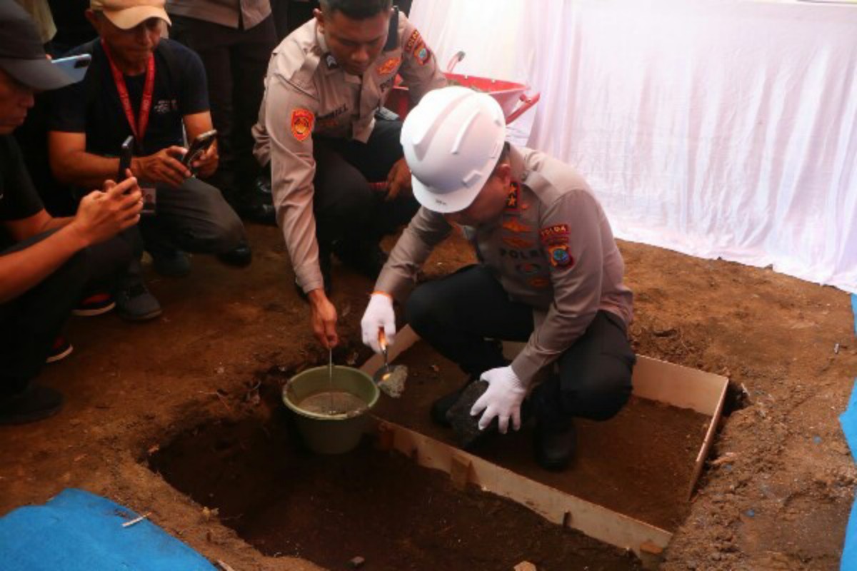 Kapolda Sulut Irjen Pol Roycke Harry Langie meletakkan batu pertama pembangunan SPPG Polresta Manado di Aspol Paal IV, Rabu 6 Agustus 2025.