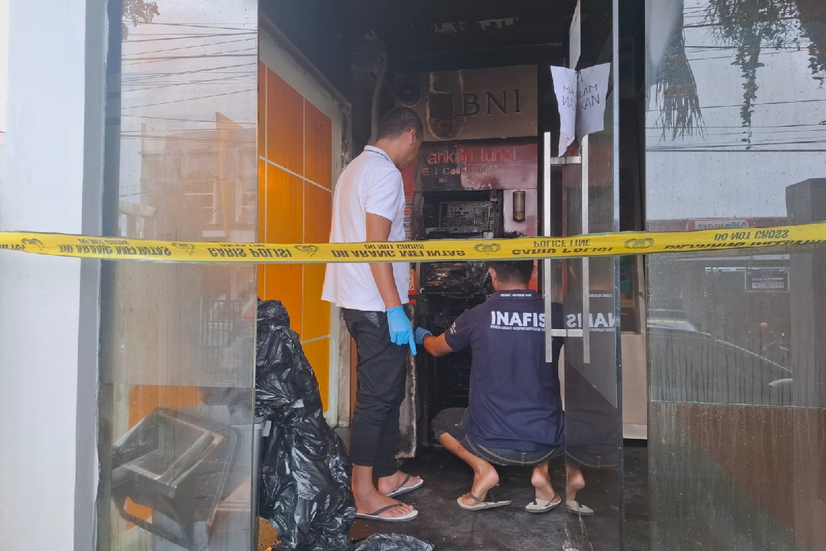 Mesin ATM BNI di Pakowa Manado terbakar di bagian brankas usai dibobol pelaku, polisi temukan bekas las di lokasi kejadian.