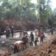 Kolonel Arh Yosip Brozti Dadi menyemangati anggota Satgas TMMD Kodim 1309/Manado saat pengerjaan talud jalan sepanjang 780 meter.