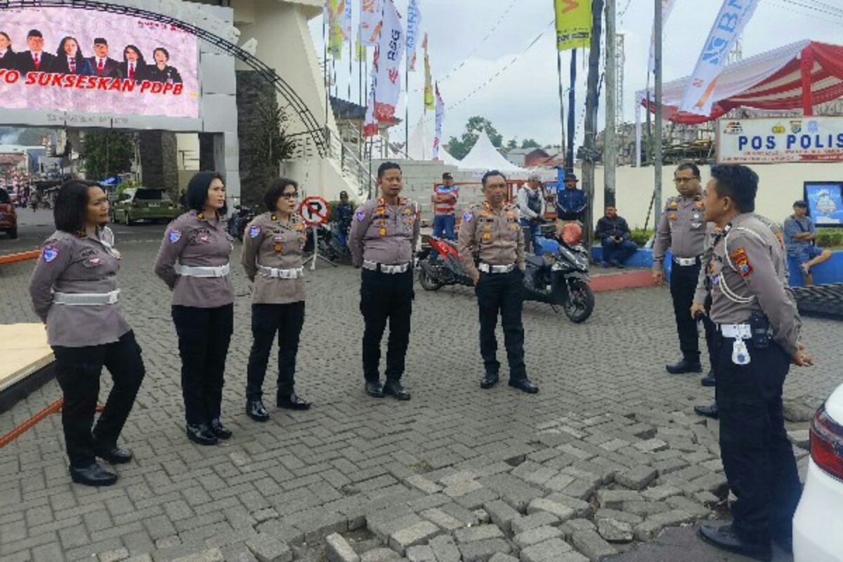 Dirlantas Polda Sulut Kombes Pol Indra Kurniawan mengecek jalur parade bunga TIFF 2025 di Tomohon demi memastikan kelancaran dan keamanan arus lalu lintas.