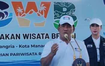 Gubernur Sulawesi Utara Yulius Selvanus berbicara di acara Gerakan Wisata Bersih di Manado